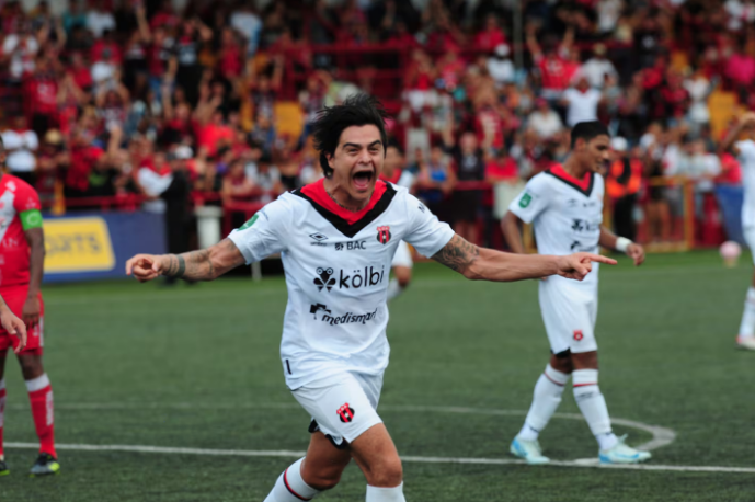 Diego Campos habla dentro de la cancha y fue clave para que Liga Deportiva Alajuelense siga siendo líder en el Apertura 2024./ cortesía