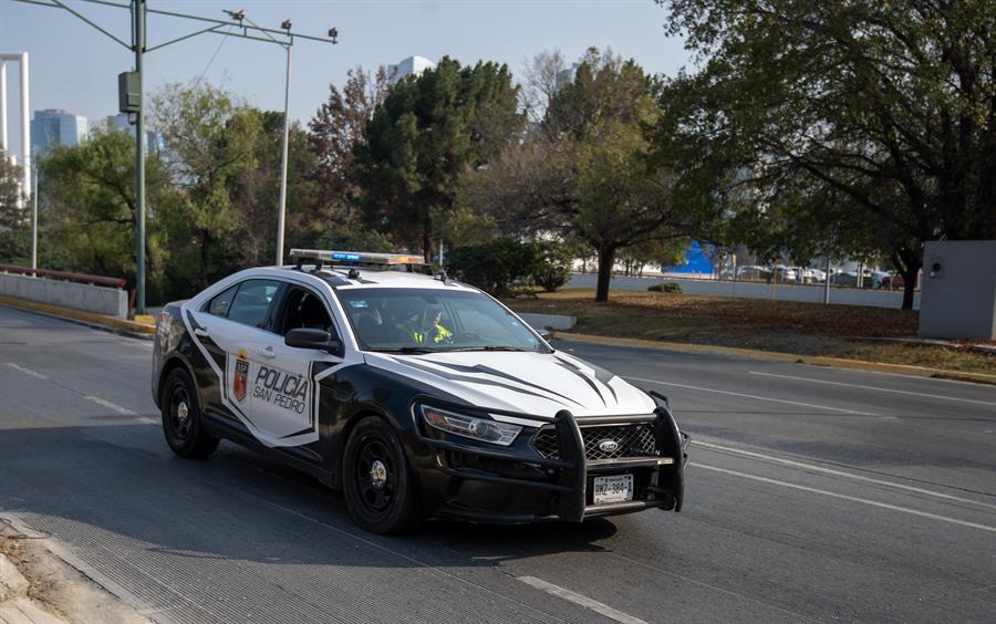 Personal de la Secretaría de Seguridad Pública mientras patrulla en el municipio de San Pedro Garza García, Nuevo León (México). /EFE