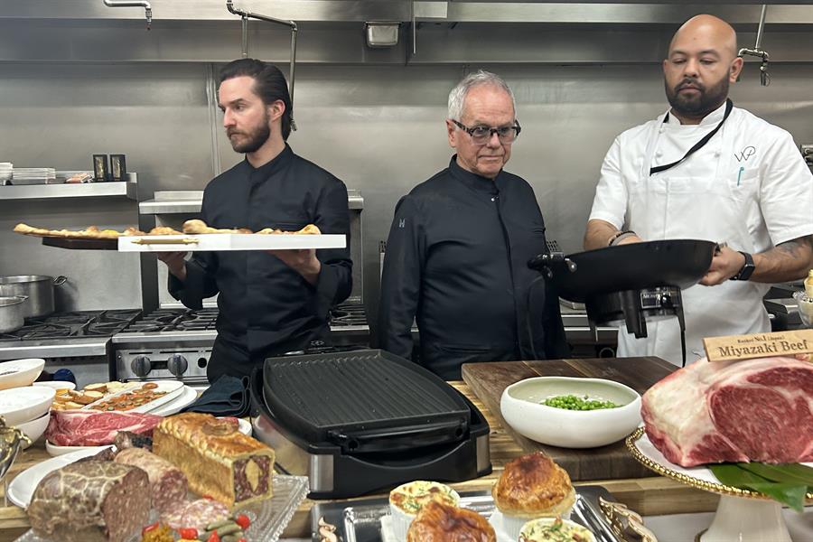 Wolfgang Puck (c), chef de los Óscar, supervisa las preparaciones junto a su hijo Byron Puck (i) y un ayudante de cocina./ EFE