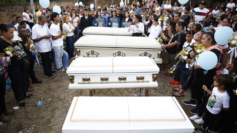 Fotografía del funeral de cuatro integrantes de una familia que fueron víctimas de un hecho violento. /EFE