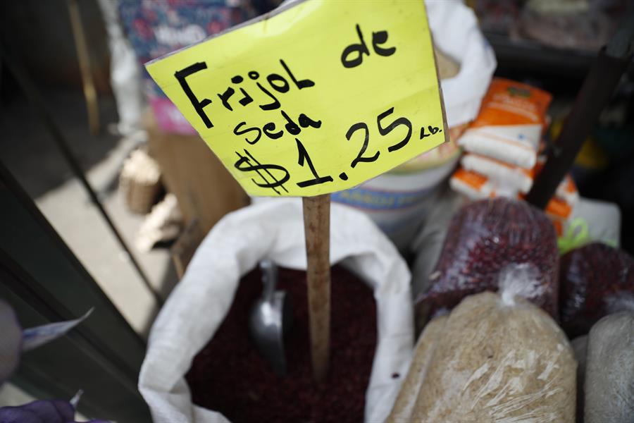 Fotografía de una venta de granos básicos, el de 10 julio de 2024, a las afueras del mercado central en San Salvador./ EFE