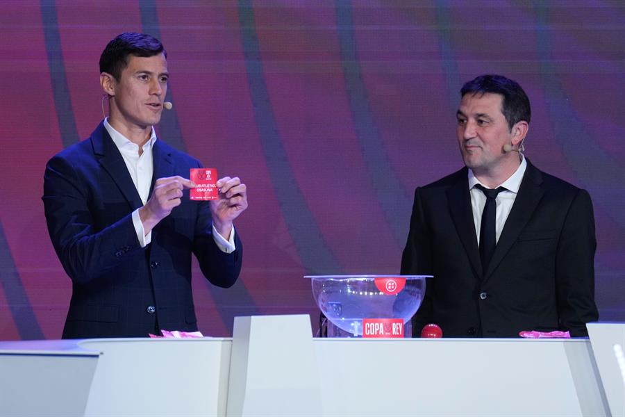 Los exfutbolistas Martín Mantovani (i) y Braulio Vázquez durante el sorteo de los cuartos de final de la Copa del Rey./ EFE