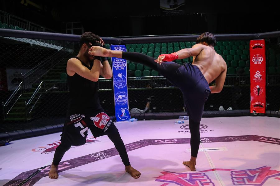 Hombres afganos practican artes marciales mixtas en un club en Kabul, Afganistán. /EFE