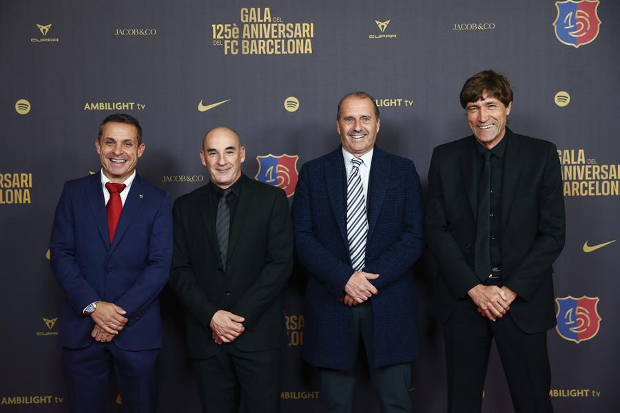 Los exfutbolistas Sergi Barjuan, Chapi Ferrer, Angoy y Julio Salinas a su llegada a la gala de celebración del 125 aniversario de la fundación del FC Barcelona./ EFE