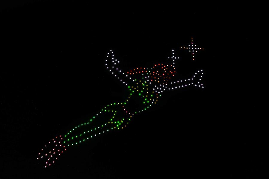 Fotografía cedida por Disney donde aparecen unos drones mientras forman al personaje de Peter Pan en el cielo./ EFE
