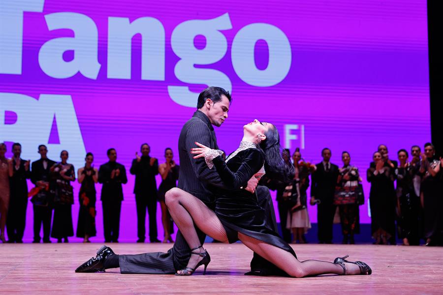 Sebastián Martínez y Ayelén Morando compiten durante la final del Mundial de Tango este martes, en Buenos Aires./ EFE