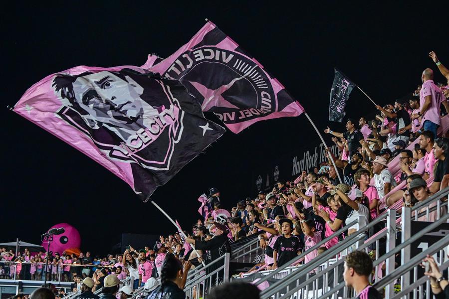 Fanáticos del Inter Miami muestran una bandera durante un partido de fútbol de la Major League Soccer (MLS). /EFE