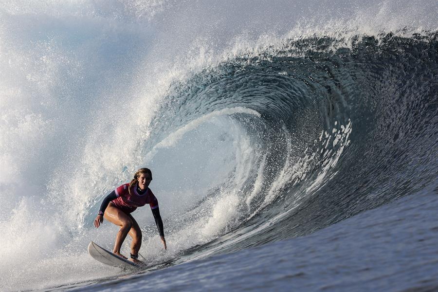 La surfista estadounidense Caroline Marks en acción durante los Juegos Olímpicos París 2024 en Teahupo'o, Tahiti (Francia)./ EFE