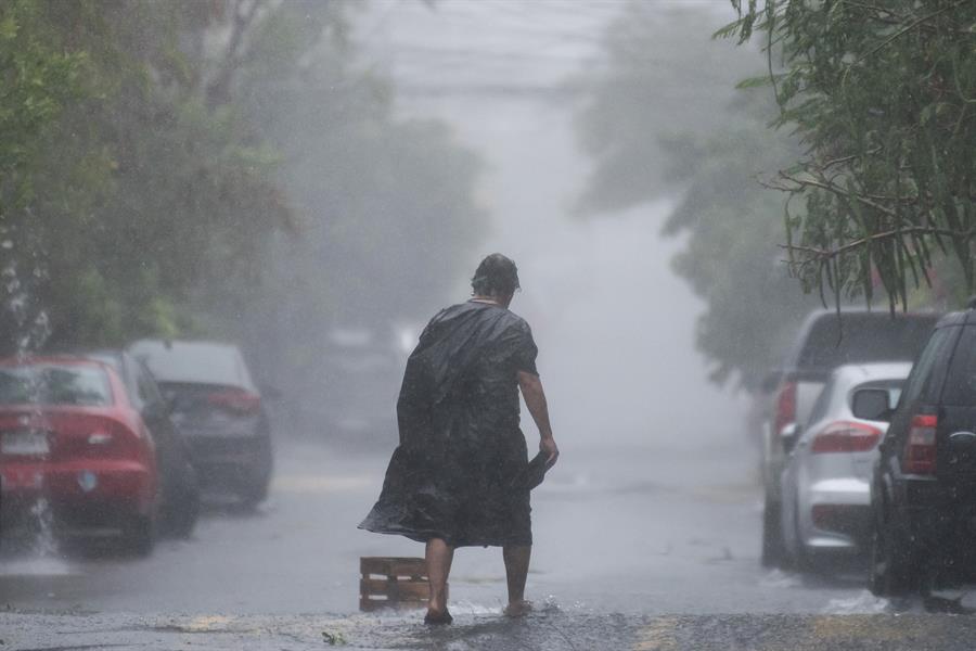 Una persona camina bajo la lluvia, en Monterrey, Nuevo León (México)./ EFE