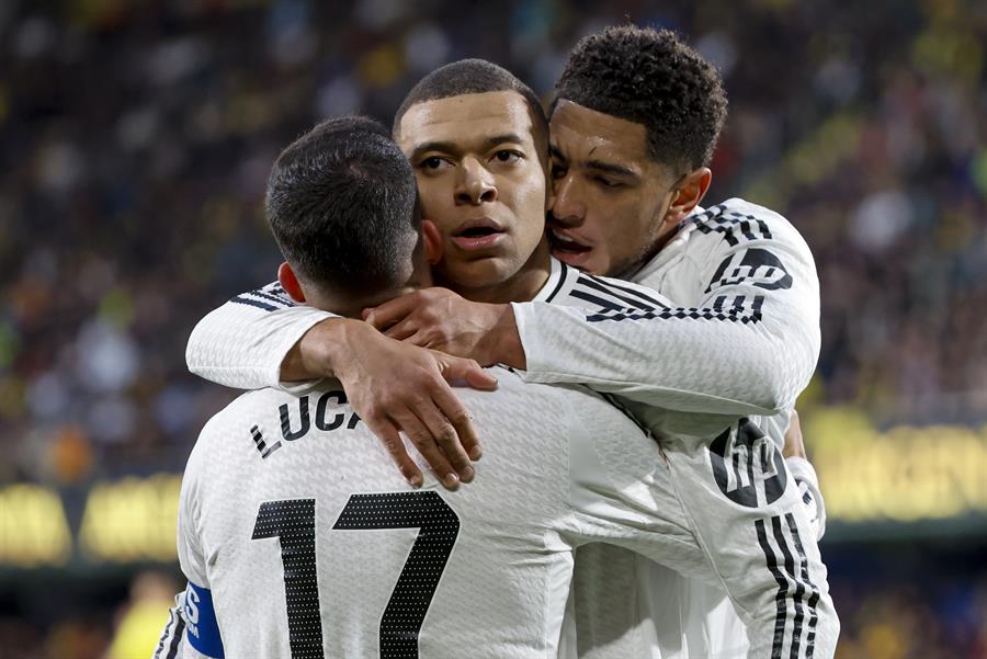 El delantero francés del Real Madrid Kylian Mbappé celebra con sus compañeros uno de sus goles ante el Villarreal durante el partido de Liga./ EFE