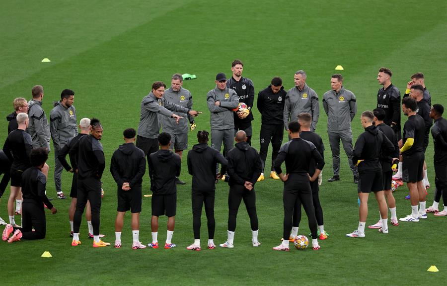 Edin Terzic, entrenador del Borussia Dortmund, con sus jugadores durante el entrenamiento en Londres./ EFE