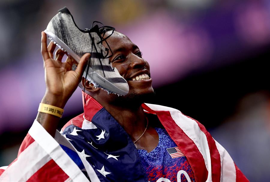 El estadounidense Grant Holloway tras ganar la final de 110 metros vallas. /EFE