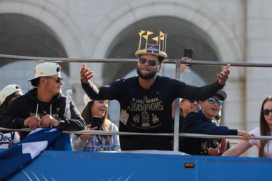 Los Dodgers de Los Ángeles celebran el título de la Serie Mundial con su fanaticada en Los Ángeles, California./ EFE