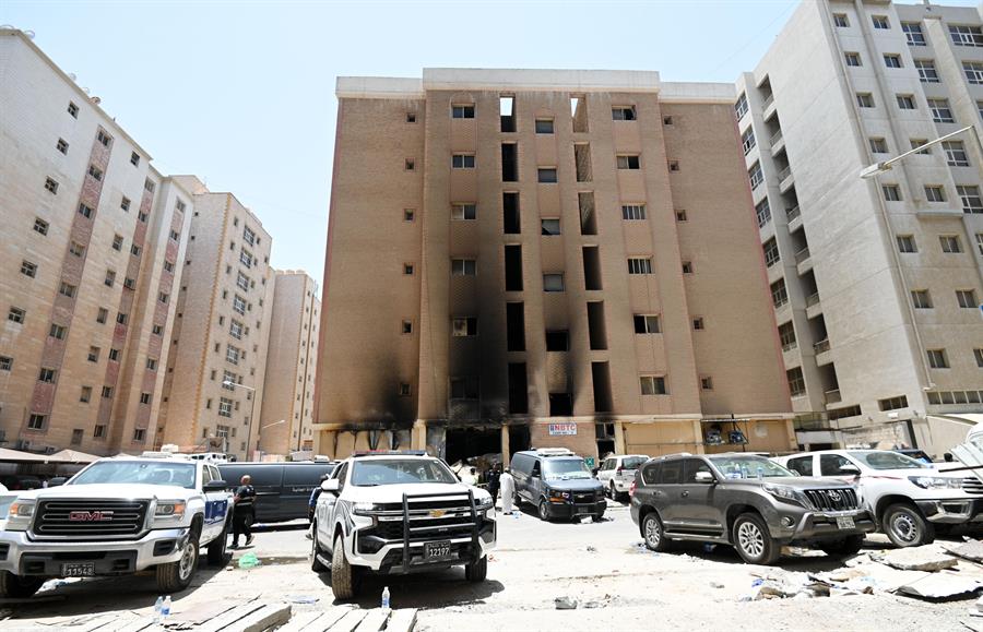 Vista exterior del edificio residencial en el que se produjo un incendio en la zona de Mangaf, en Kuwait, el 12 de junio de 2024./EFE