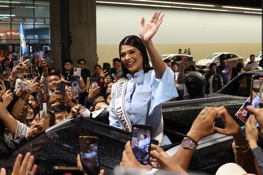 La Miss Universo nicaragüense Sheynnis Palacios saluda a aficionados tras su llegada este viernes a Ciudad de Guatemala (Guatemala). /EFE