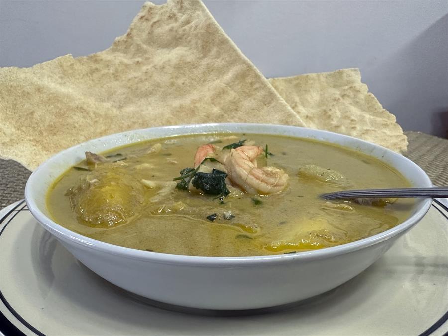 Una sopa marinera acompañada con proporciones de casabe, en Trujillo (Honduras). /EFE