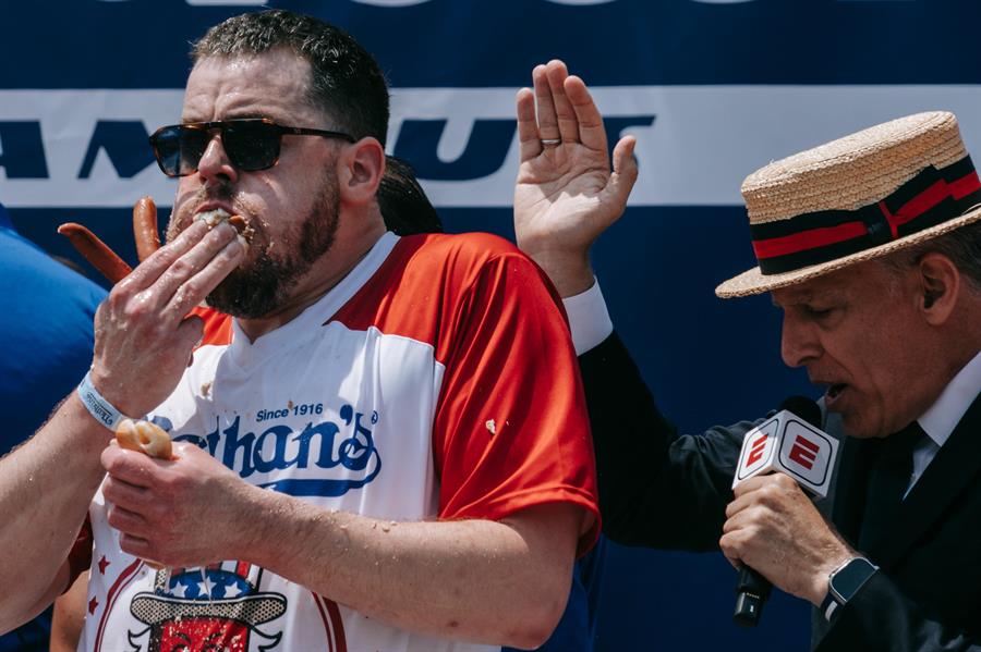 Patrick Bertoletti compite durante el famoso concurso internacional de comer perritos calientes./ EFE