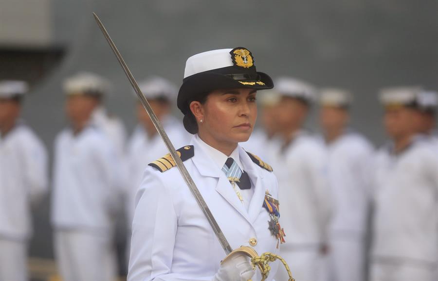 La capitana de fragata Liliana Ortiz saluda durante una ceremonia este viernes, en Cartagena (Colombia). /EFE