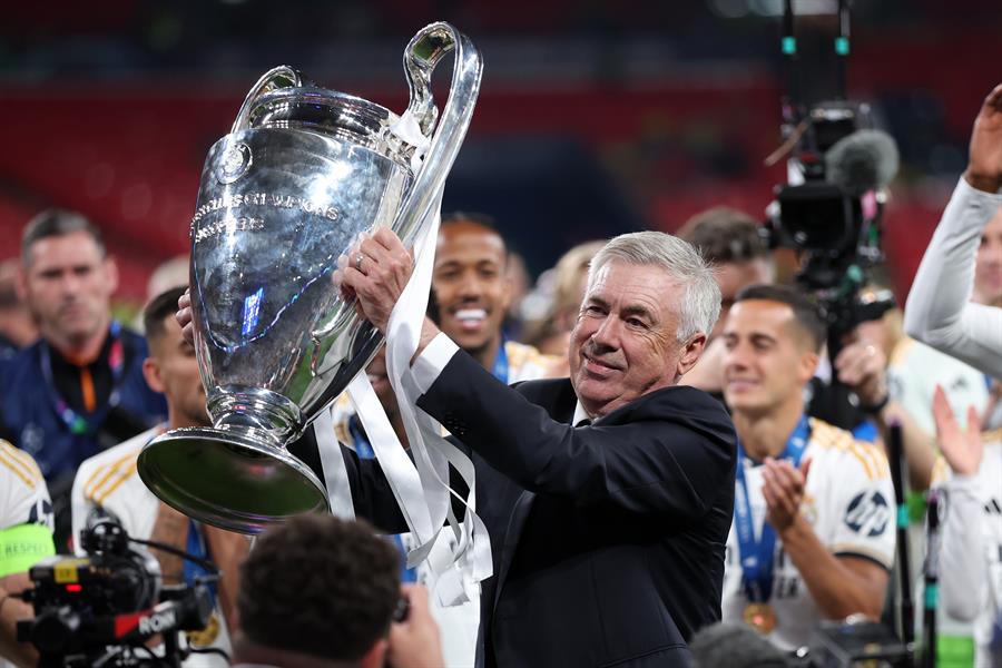 Carlo Ancelotti, con el trofeo de la Liga de Campeones, en una foto de archivo. /EFE