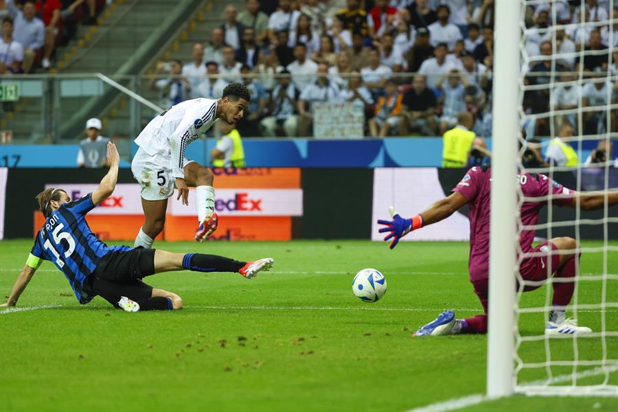 El centrocampista inglés del Real Madrid Jude Bellingham (2i) intenta un lanzamiento durante la Supercopa de Europa de fútbol./ EFE