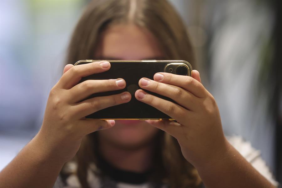 En la imagen de archivo, una chica consulta su teléfono móvil. /EFE