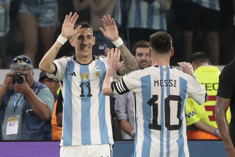 Imagen de archivo de Ángel Di María (i) y Lionel Messi en un partido de la selección de Argentina. /EFE