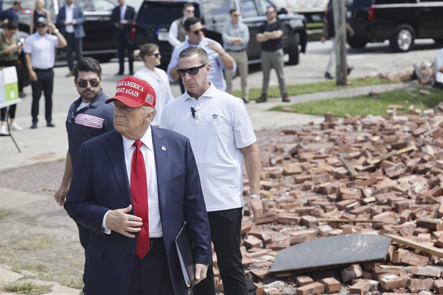 El candidato presidencial republicano, Donald J. Trump, recorre las zonas dañadas por el huracán Helene en Valdosta, Georgia./ EFE