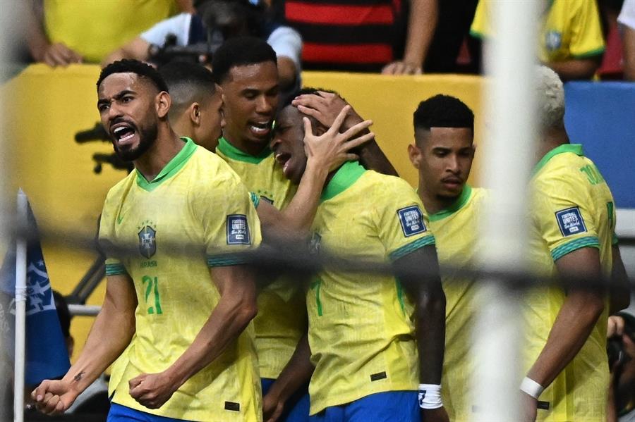 Los jugadores de Brasil celebran un gol en un partido de las eliminatorias sudamericanas al Mundial de 2026. /EFE