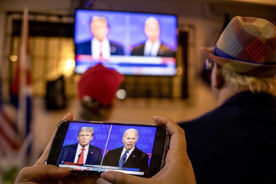 Seguidores del expresidente Donald Trump observan el debate presidencial en Miami (EE.UU.). /EFE