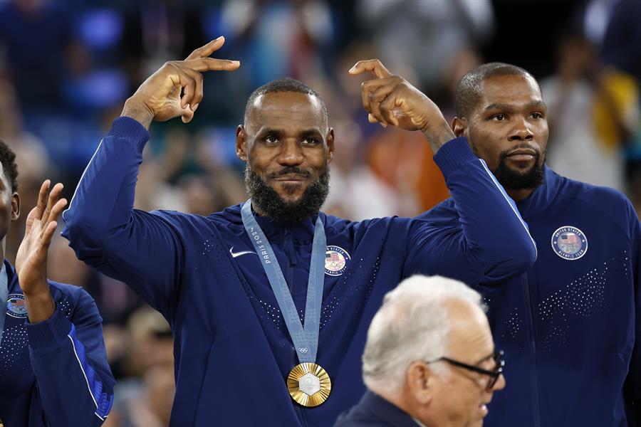 LeBron James, alero estrella de Estados Unidos posa con la medalla de oro del baloncesto de los Juegos Olímpicos 2024./ EFE