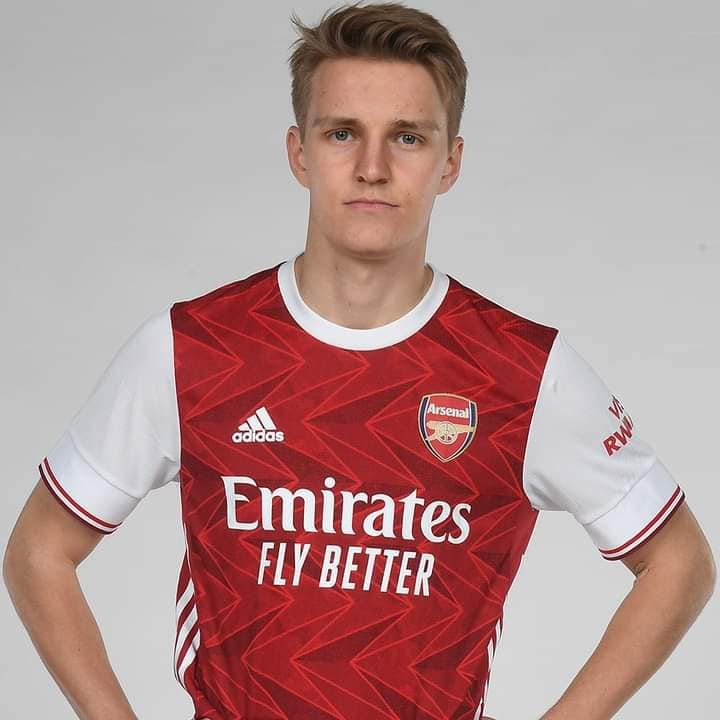 Odegaard con la camiseta del Arsernal.