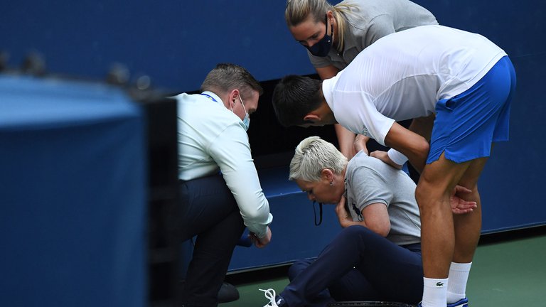 Momento donde Djokovic y pide disculpas a la jueza lateral 