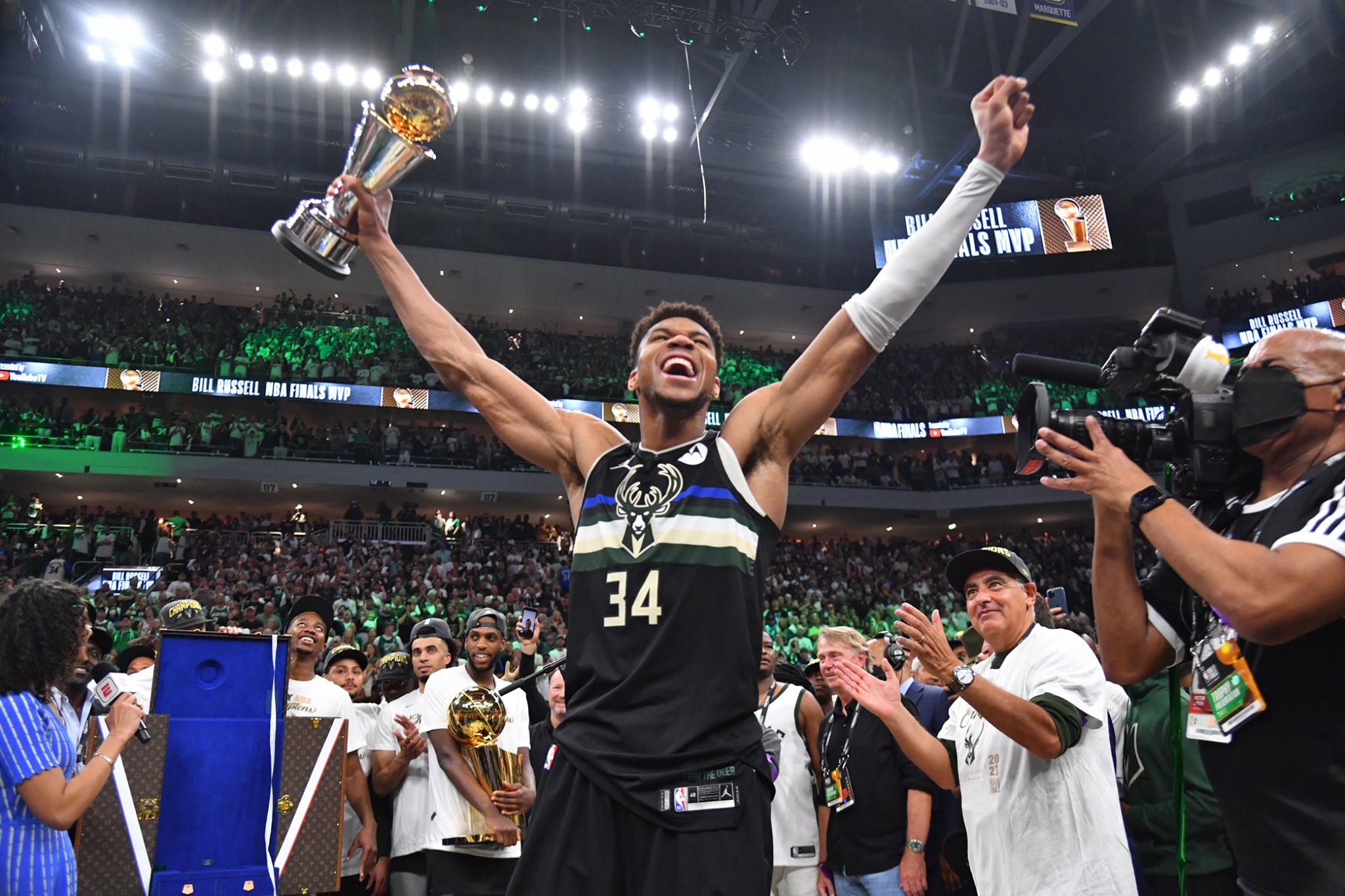 Antetokounmpo celebra ser el MVP de la final 