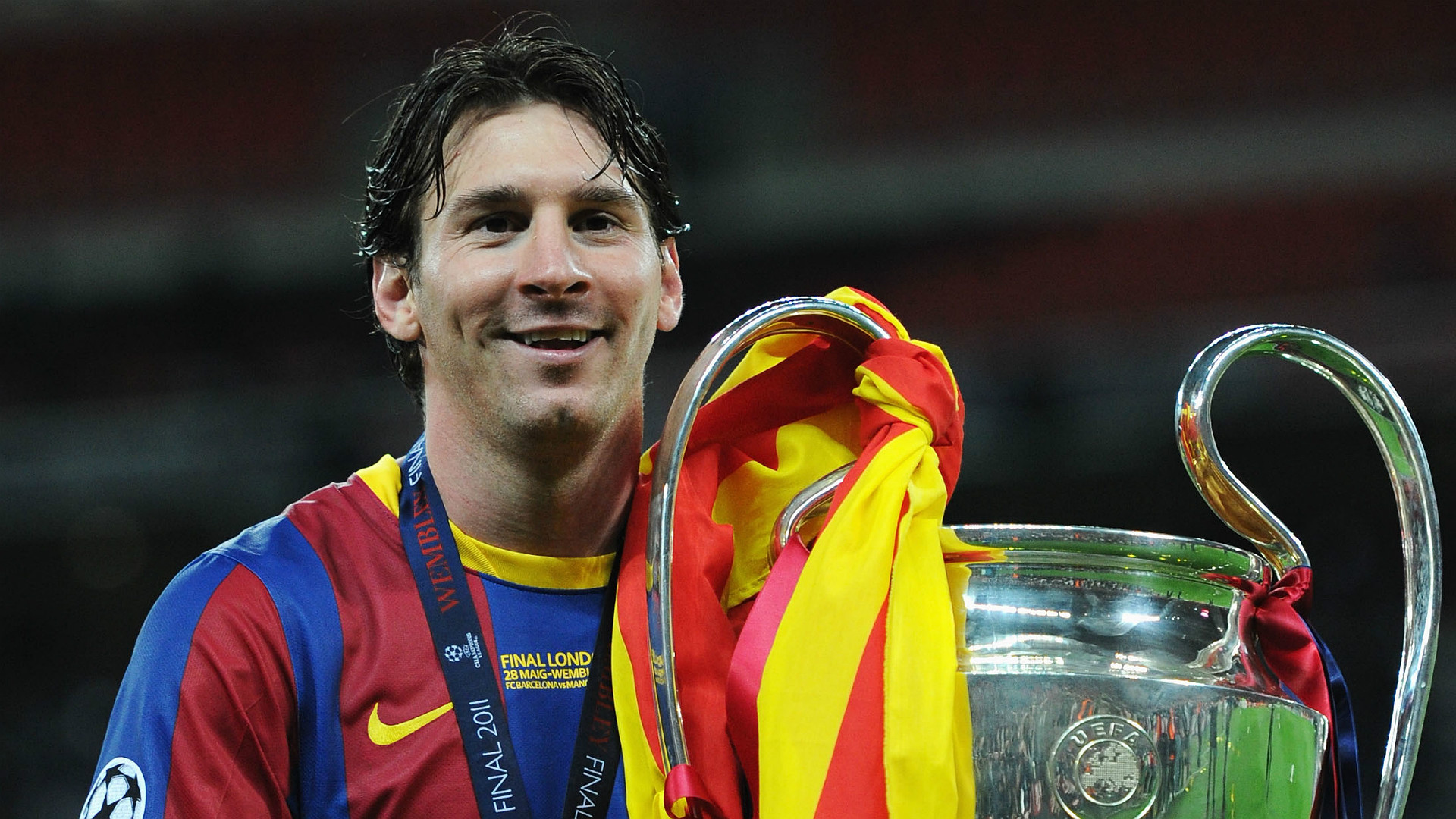 Lionel Messi con el trofeso de la Champions League 