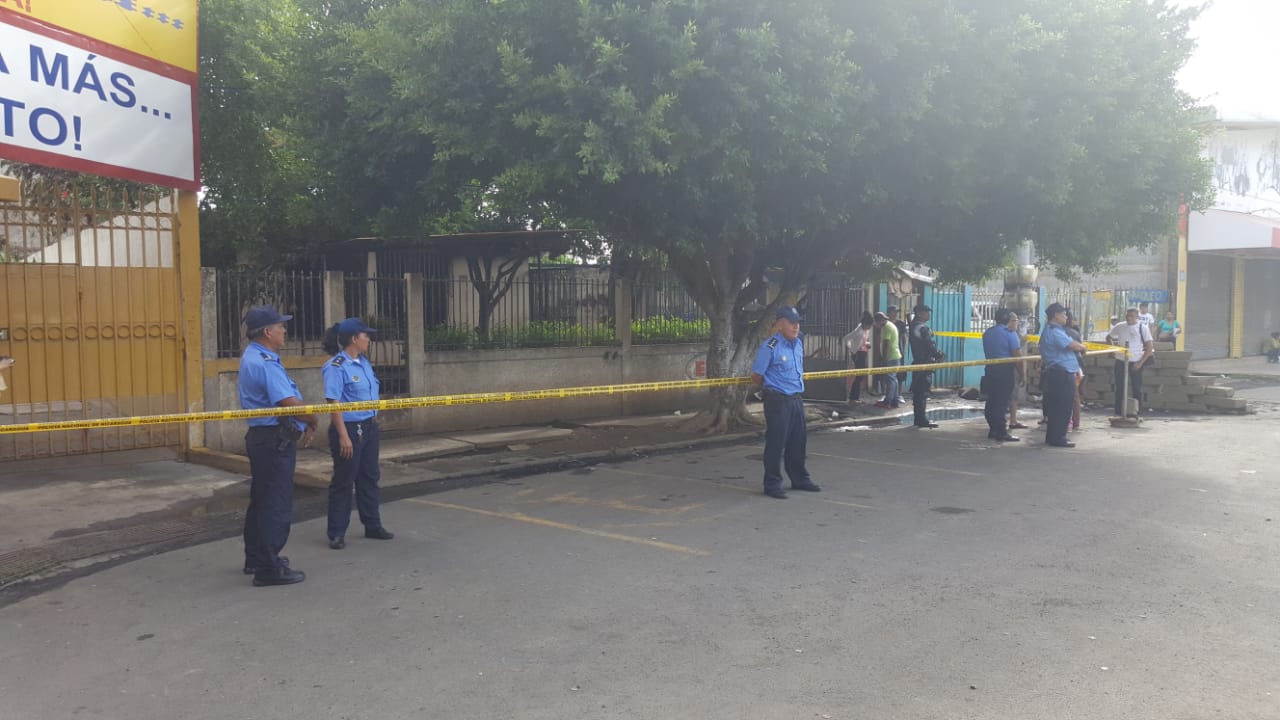 Policía custodia vivienda en el Oriental 