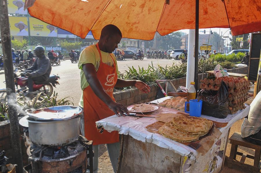 Un vendedor de chapati en la capital ugandesa, Kampala. /EFE