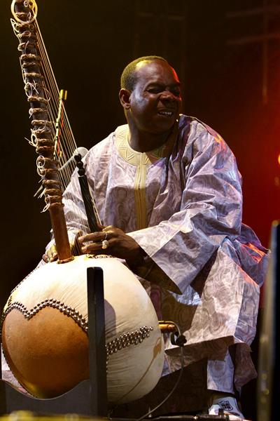El músico malí Toumani Diabaté, uno de los mejores intérpretes de kora (instrumento tradicional africano)./EFE
