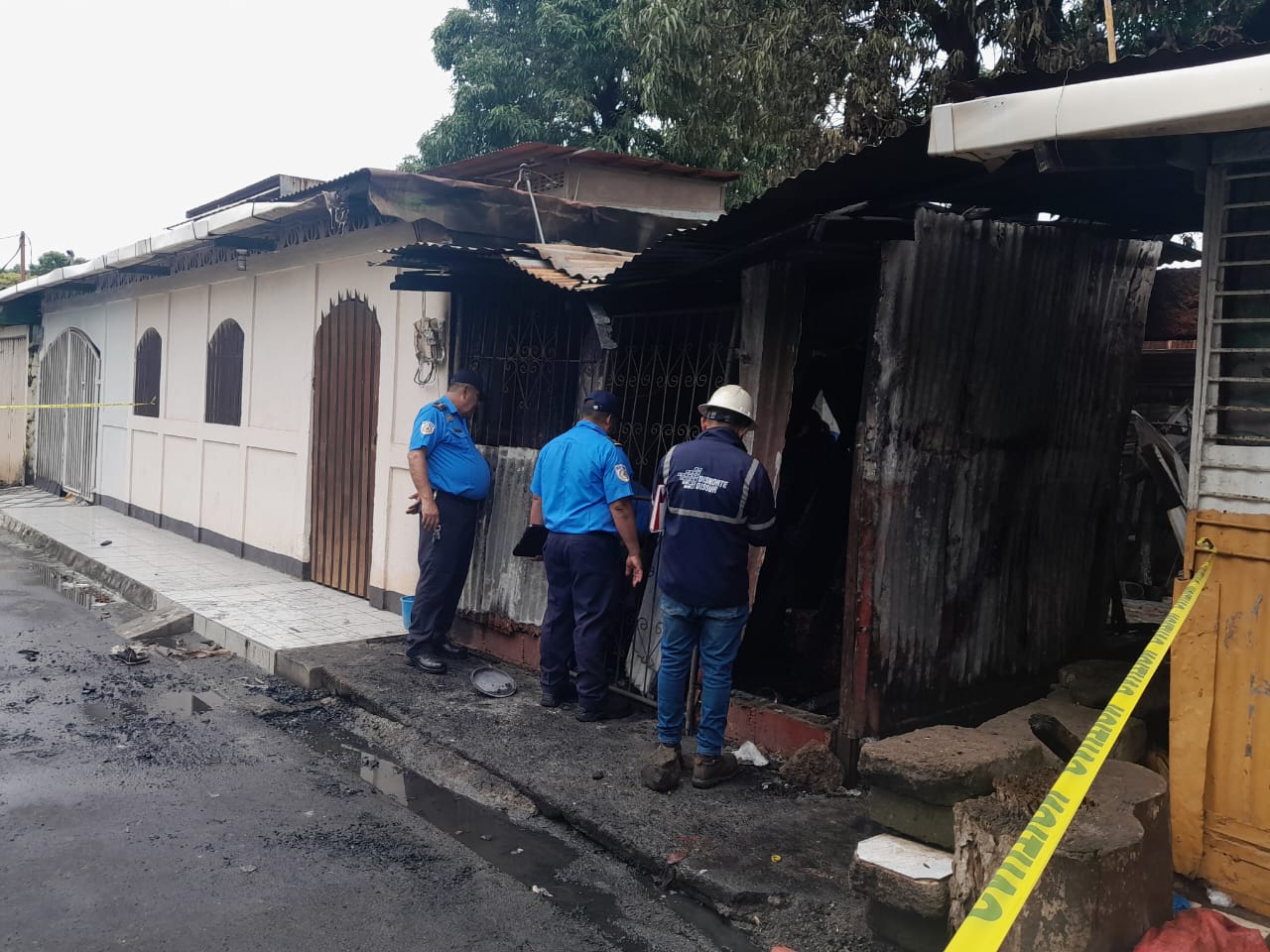 Las autoridades investigan las causas de un incendio./ Foto: Lorenzo Vega