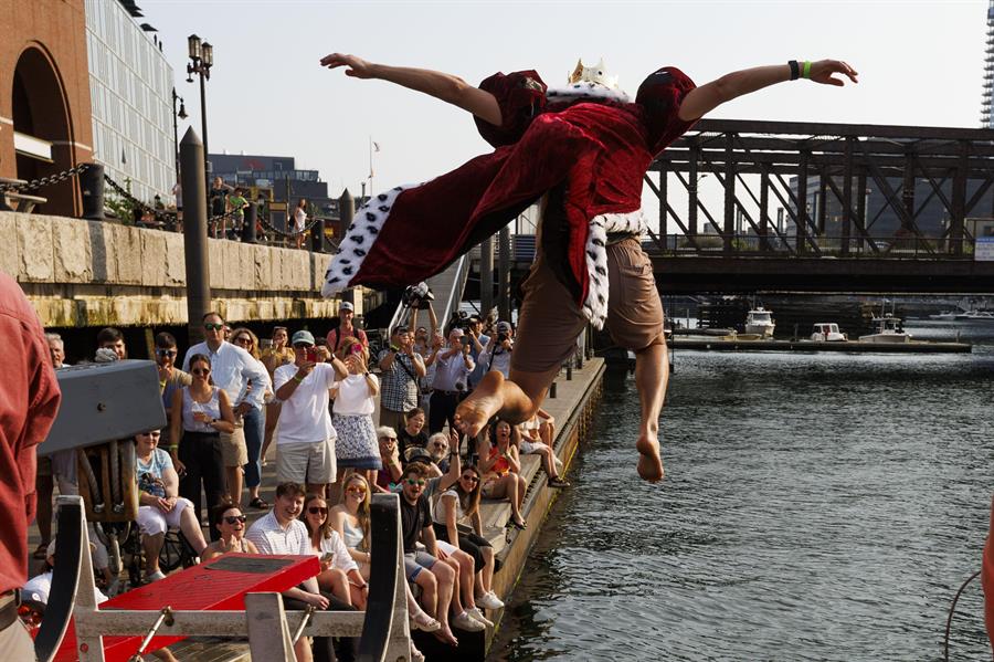 Un voluntario disfrazado se sumerge en el puerto de Boston desde la goleta de 42 metros (137 pies) 'Denis Sullivan', debido a la ola de calor./ EFE