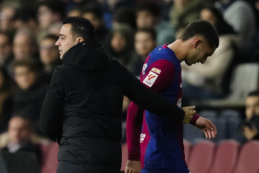 El delantero del Barcelona Ferrán Torres, y el entrenador del Barcelona Xavi Hernández durante un partido de LaLiga. /EFE