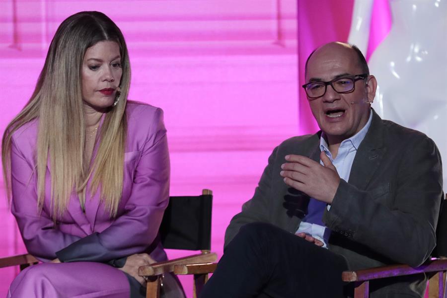 Los integrantes del elenco de la novela colombiana 'Betty la fea' Lorna Cepeda y Julián Arango participan en una rueda de prensa el 15 de julio de 2024 en Bogotá (Colombia)./ EFE