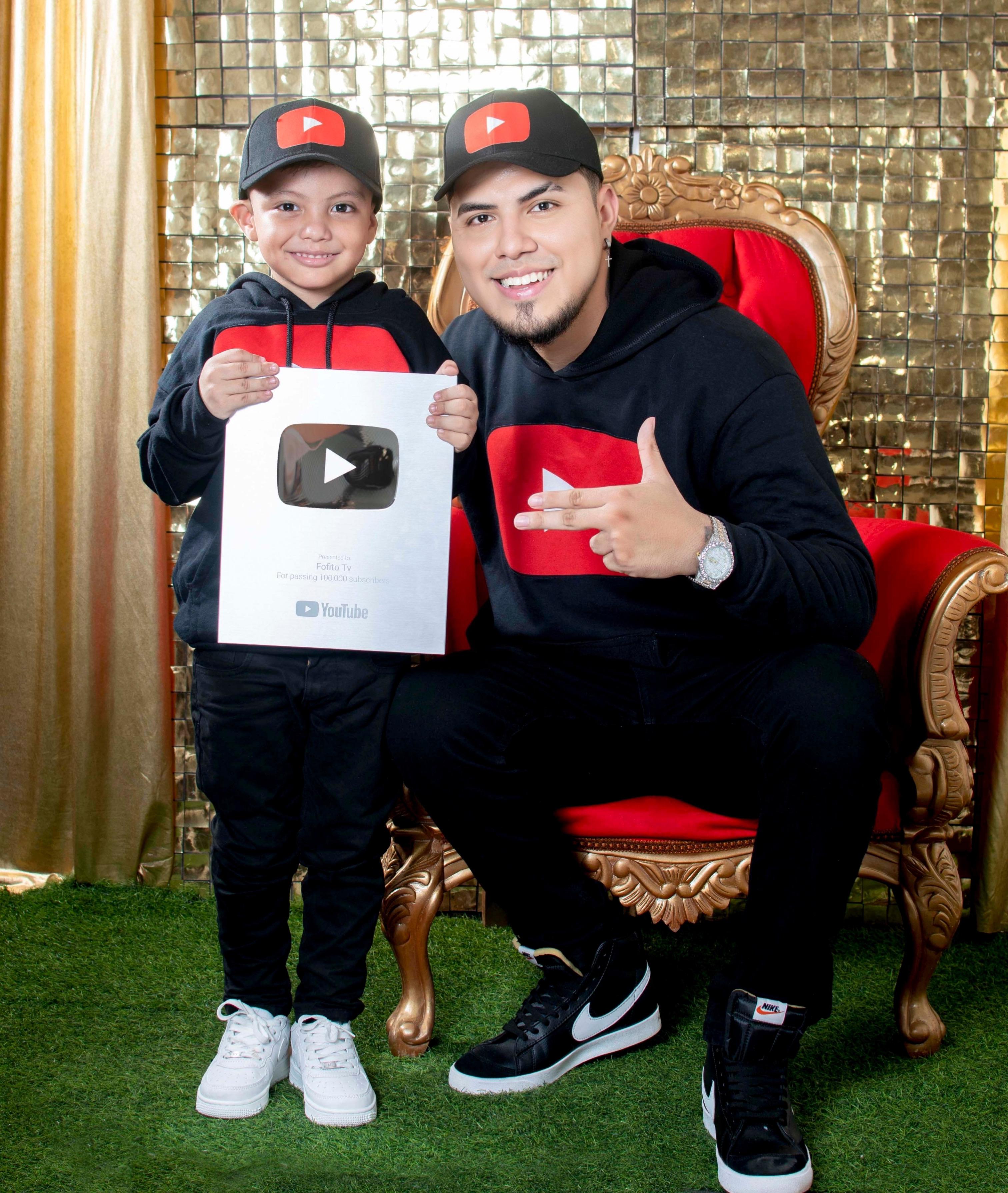 Adolfo Molina con su hijo Jesús Adolfo mostrando la placa que recibió de YouTube. / cortesía