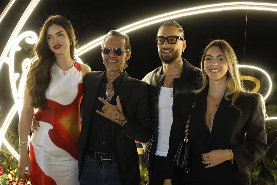 El cantante colombiano Maluma (2-d) posa durante la inauguración de su restaurante 'Casa Eterna' junto a su esposa Susana Gómez (d), el cantante Marc Anthony (2-i) y su esposa la exreina de belelza y modelo Nadia Ferreria./ efe