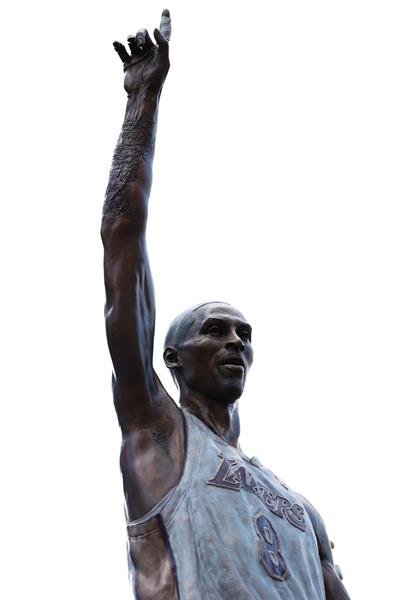 Imagen de archivo de una estatua de Kobe Bryant se exhibe en el Crypto.com Arena de Los Ángeles, California (Estados Unidos)./ EFE