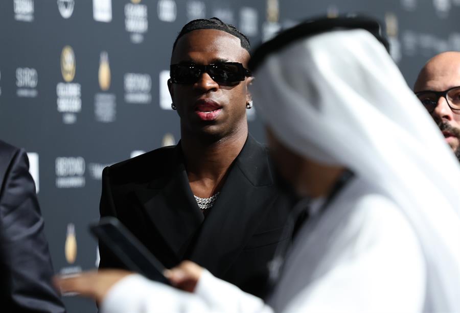 Vinicius, a su llegada a la gala de los premios Globe Soccer. /EFE