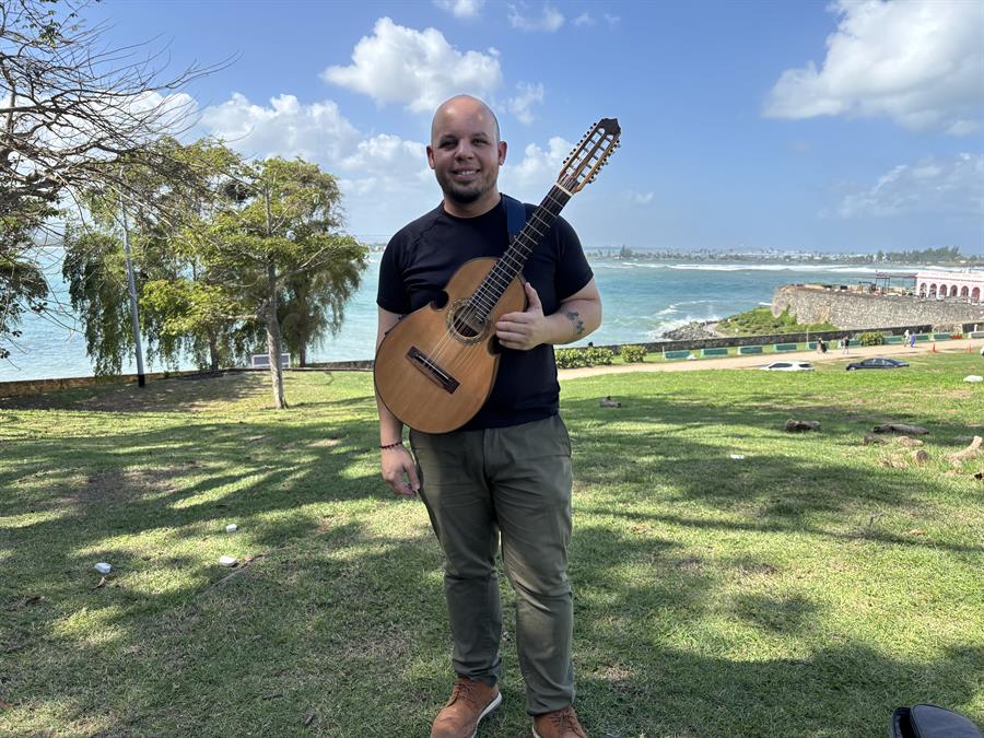 José Eduardo Santana, músico que interpreta el Cuatro puertorriqueño en la canción 'Pitorro de coco' de Bad Bunny./ EFE