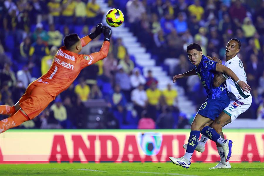 Jhonder Cádiz (d) de León disputa un balón con Luis Malagón (i) y Ramón Juárez (c) de América./ EFE