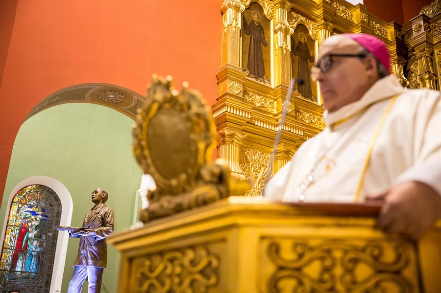 Una estatua de José Gregorio Hernández es vista dentro de la iglesia Santuario Nuestra Señora de La Candelaria este martes, en Caracas (Venezuela)./ EFE