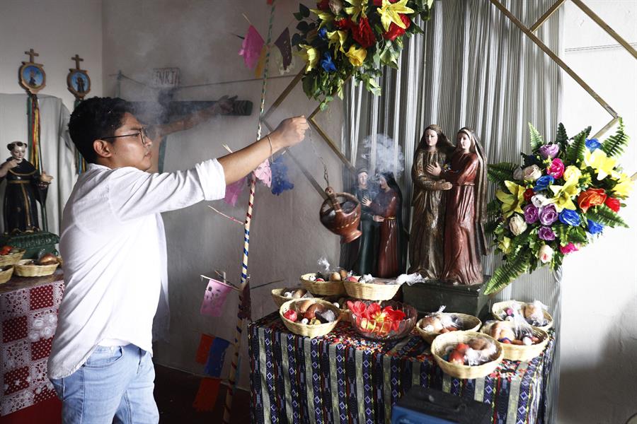  Un joven esparce incienso ante imágenes religiosas con motivo del martes de carnaval/ EFE