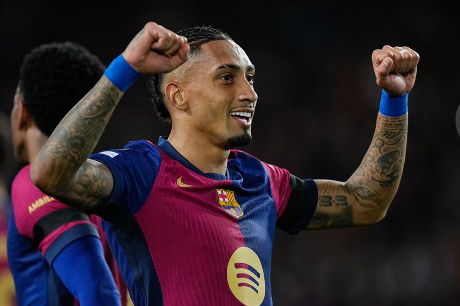 El delantero del Barcelona Raphinha celebra tras marcar el 3-1 durante el partido de vuelta de octavos de final de la Liga de Campeones entre el Barcelona y el Benfica./ EFE